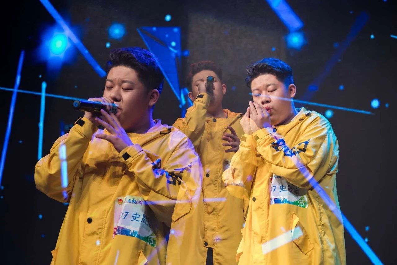 他是海淀校区小有名气的校园歌王，曾在“中国新歌声”的舞台上...