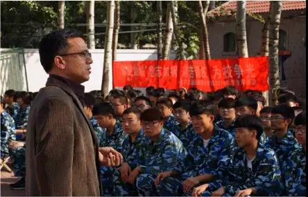 用行动赢得军训荣誉——学院2012级五年制高职转段学生开始7天军训生活