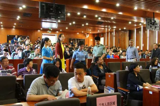 我院学生干部参加2016年高校国旗论坛暨“寄情中华，筑梦国防”第二届国防教育文化季启动仪式